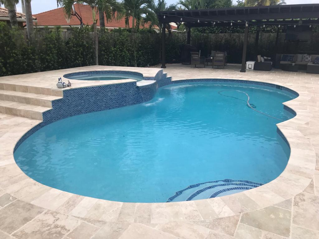 Otra piscina de forma libre construida por Piscinas Miami