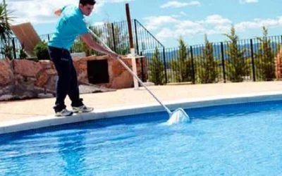 La Persona Que Limpia tu Piscina: Cómo Encontrarlo y Cómo Negociar Con Él